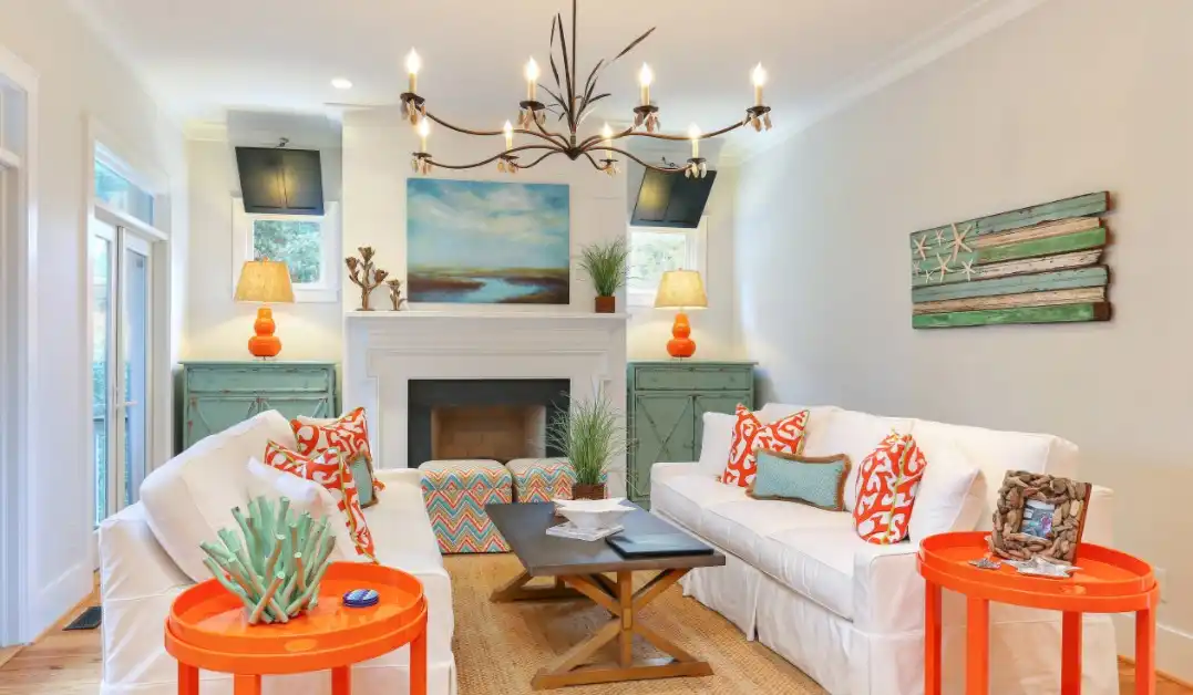 Hvilke farver gør orange og tips til hvordan man bruger farven 18 Small living room featuring bright orange side tables