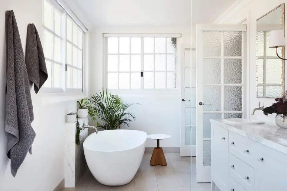Soft ivory and whites bathroom