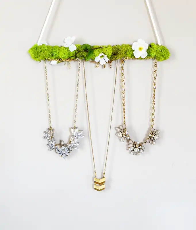 Sprintime moss jewelry holder