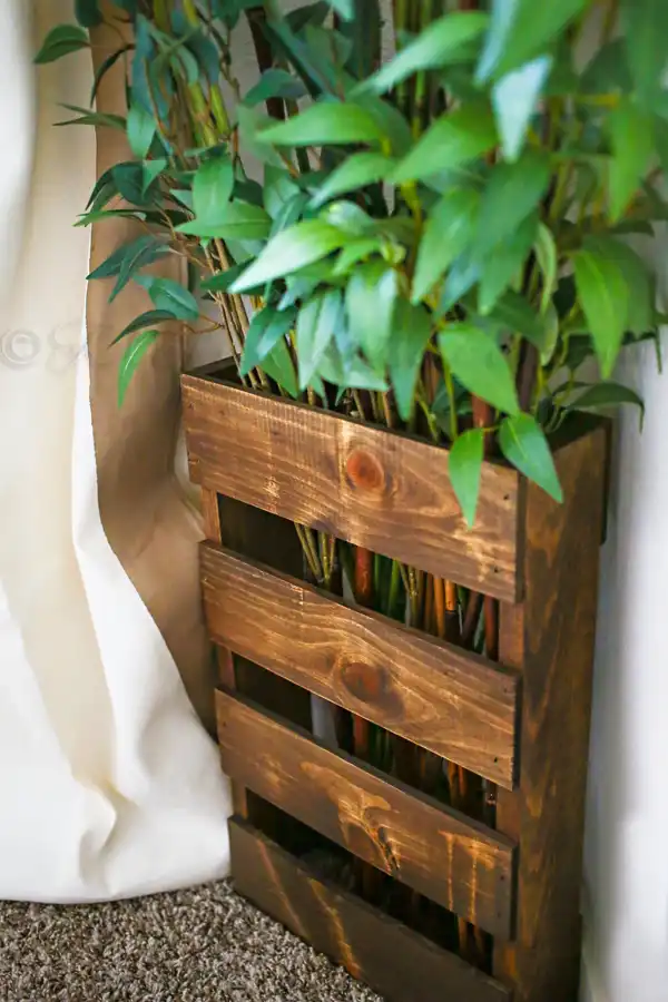 Brettiverkefni fyrir 50 mögnuð heimilis- og garðhúsgögn 22 A Bamboo Holder Made From a Mini Pallet