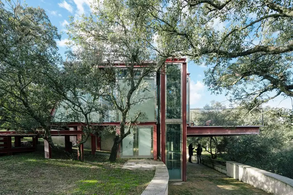Steel and glass Residence designed by Penelas Architects