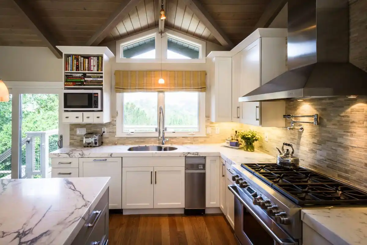 Stone Backsplash Makes for a Charming Undertone