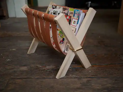 Straps magazine rack