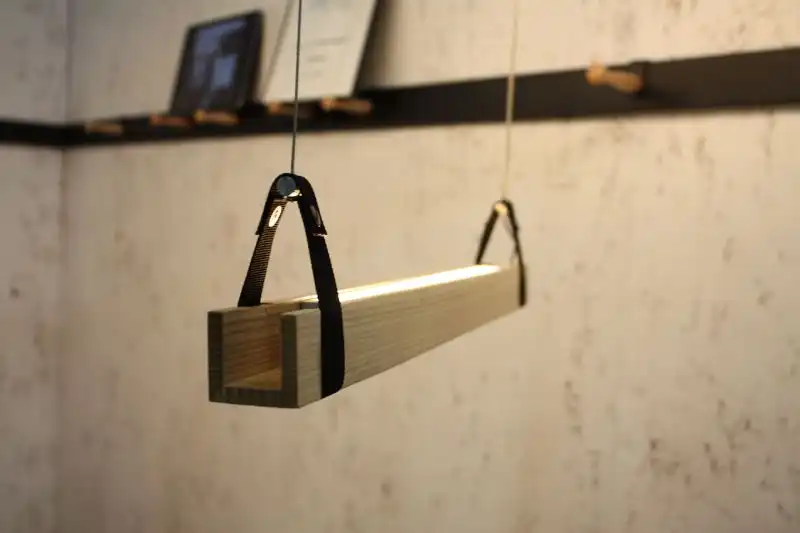A closer look at the fixture shows the wooden housing around the right, which you can turn freely in its suspension belts.
