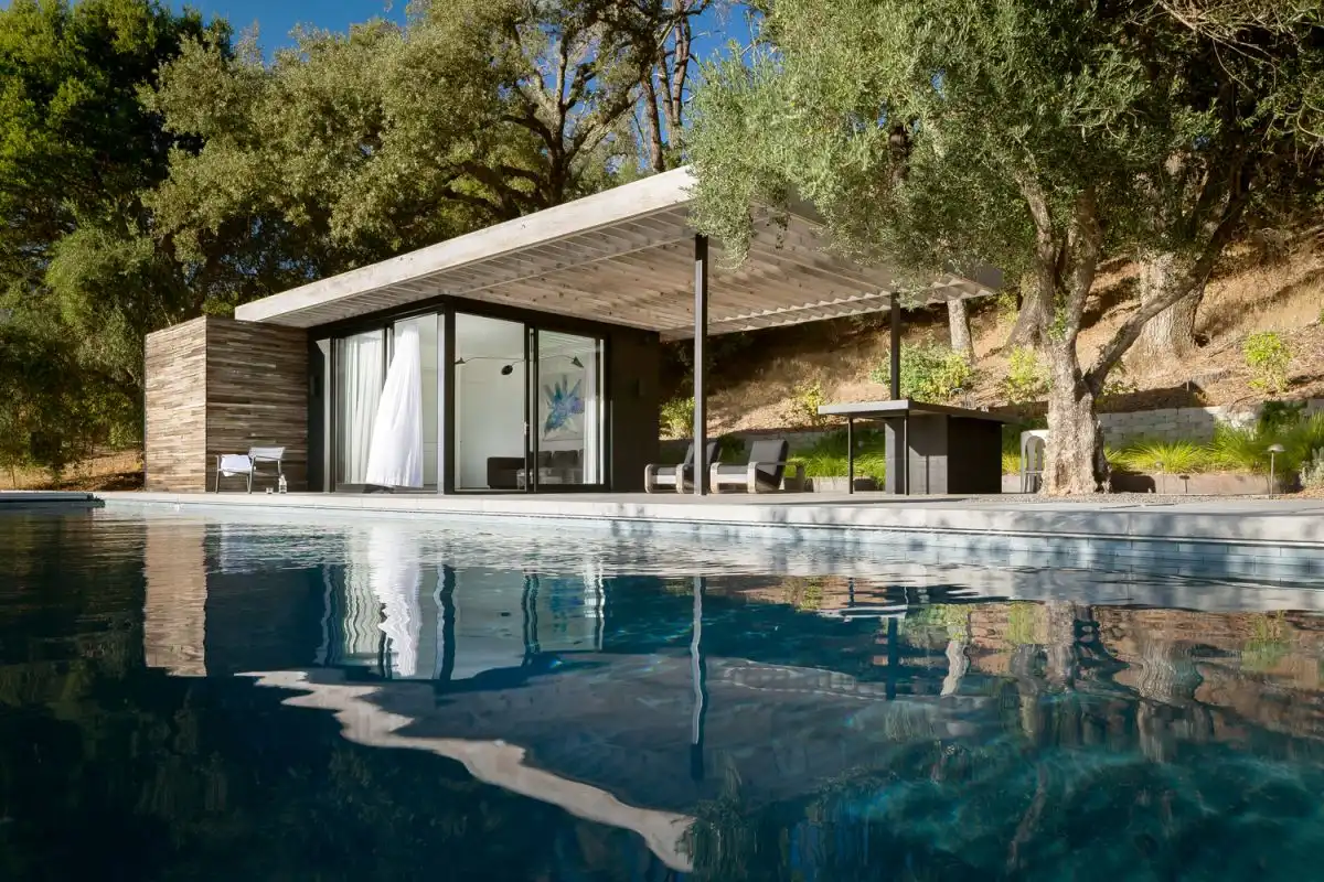 Swimminh pool house pergola