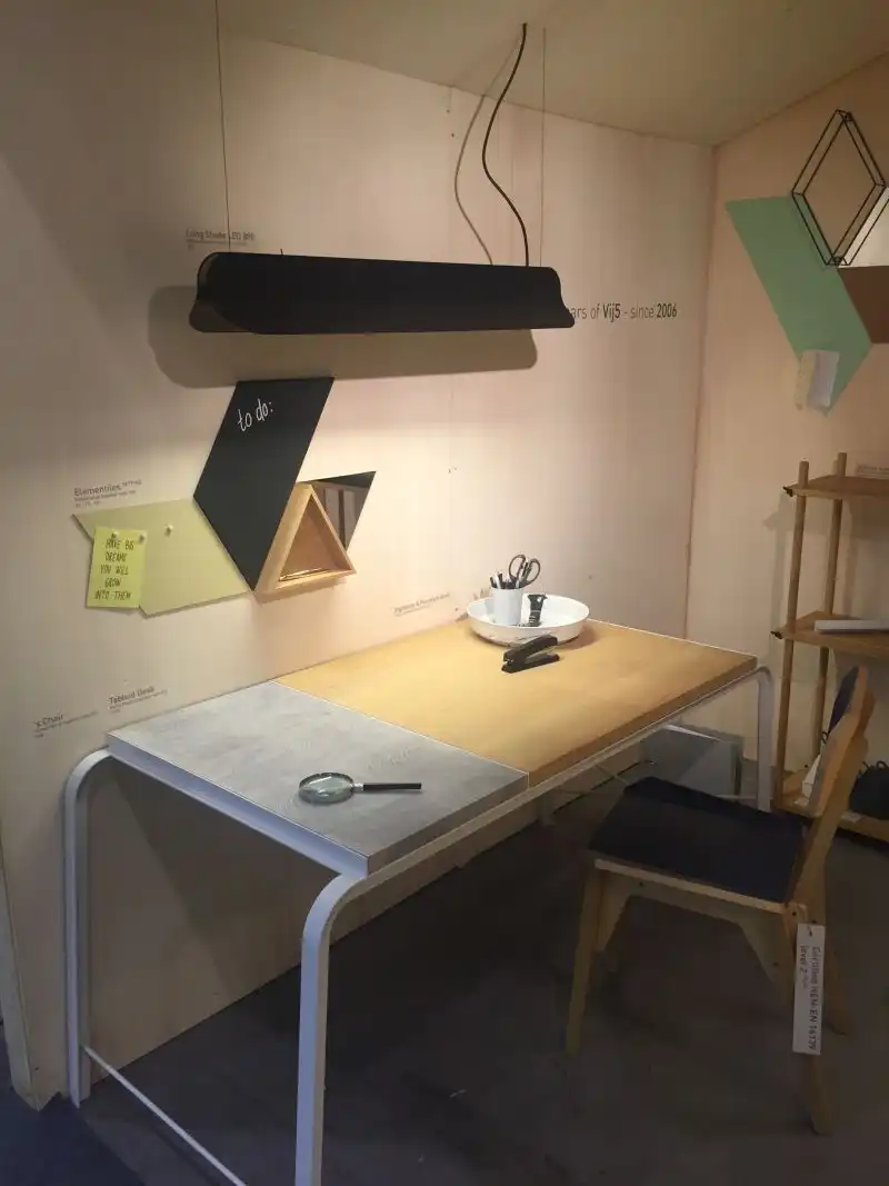 Tabloid desk design