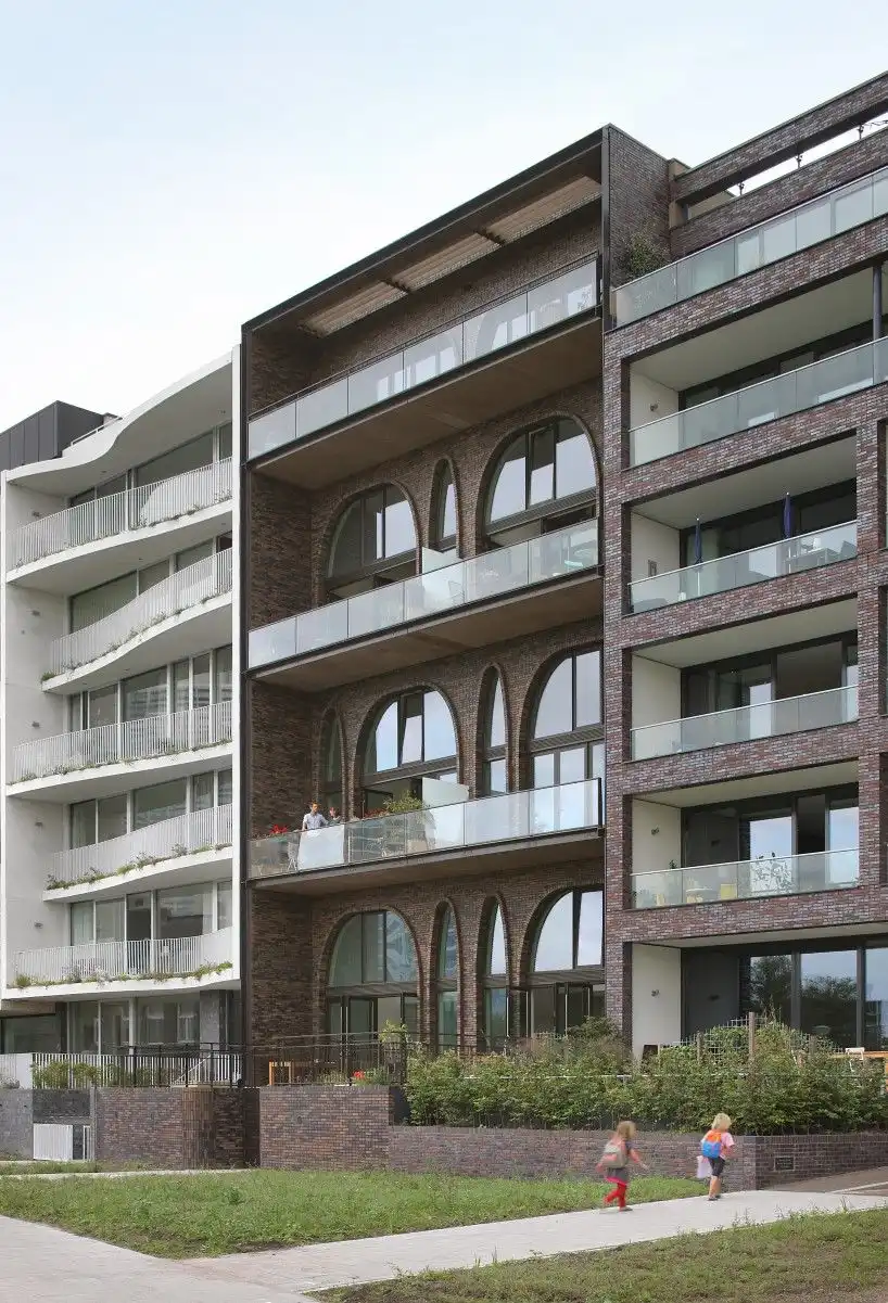 The Amsteloft project by WE architecten between two old buildings