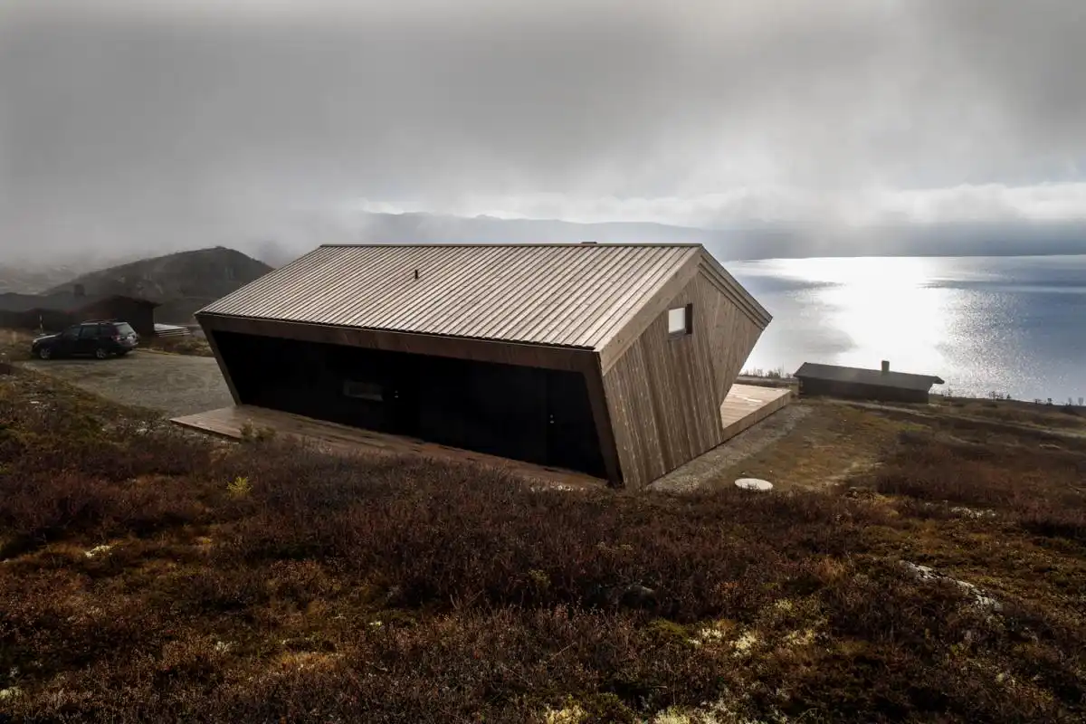 The Hooded Cabin Arkitektvaerelset As lake view