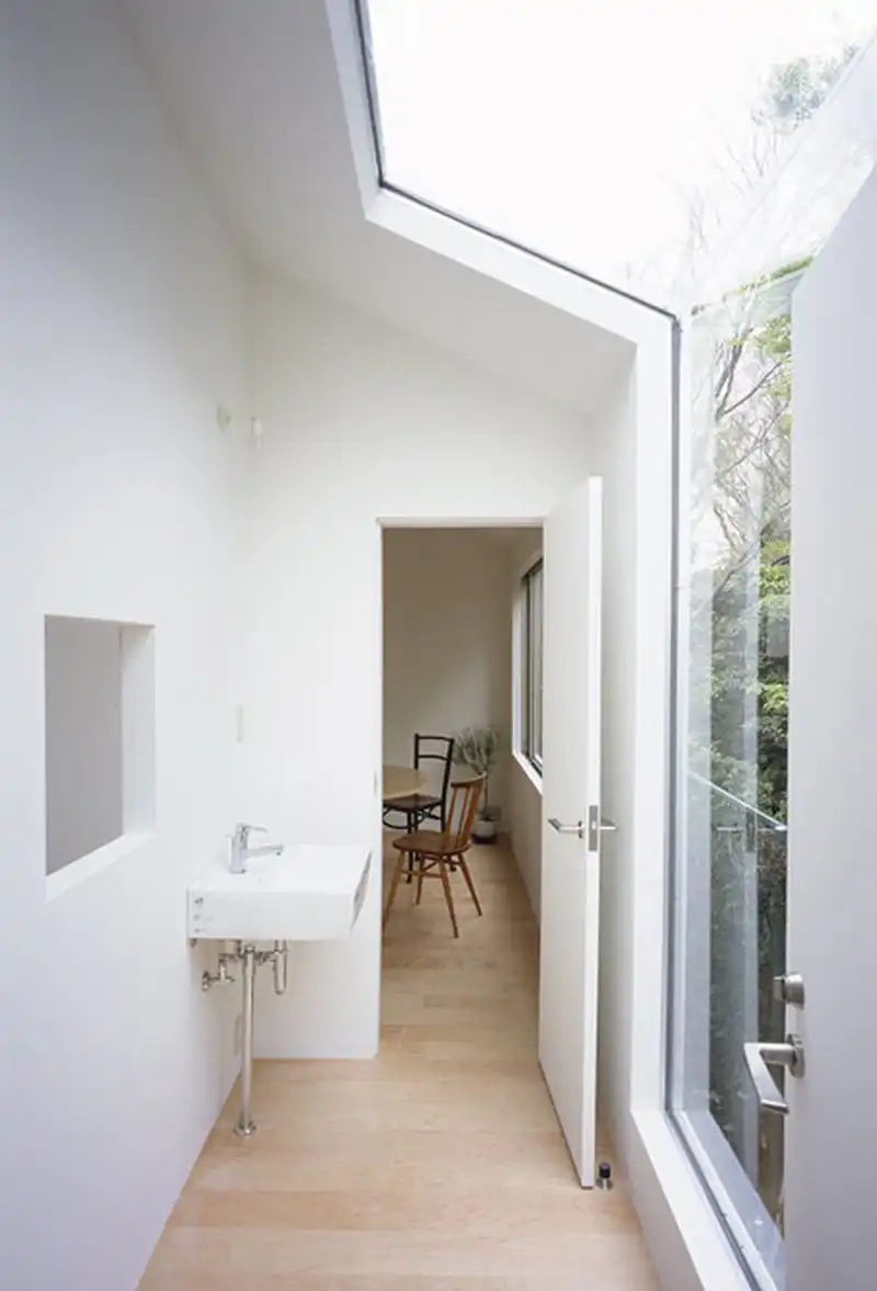 The House with Gardens bathroom