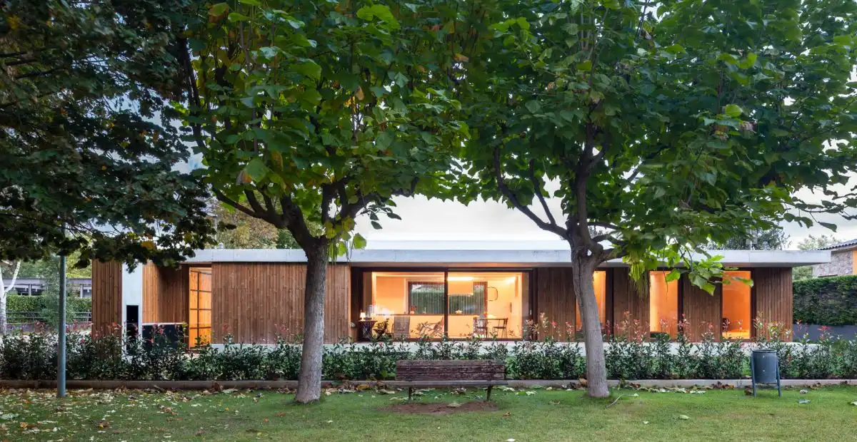 The Park House by Arnau estudi d'arquitectura in Spain - low ceiling flat roof