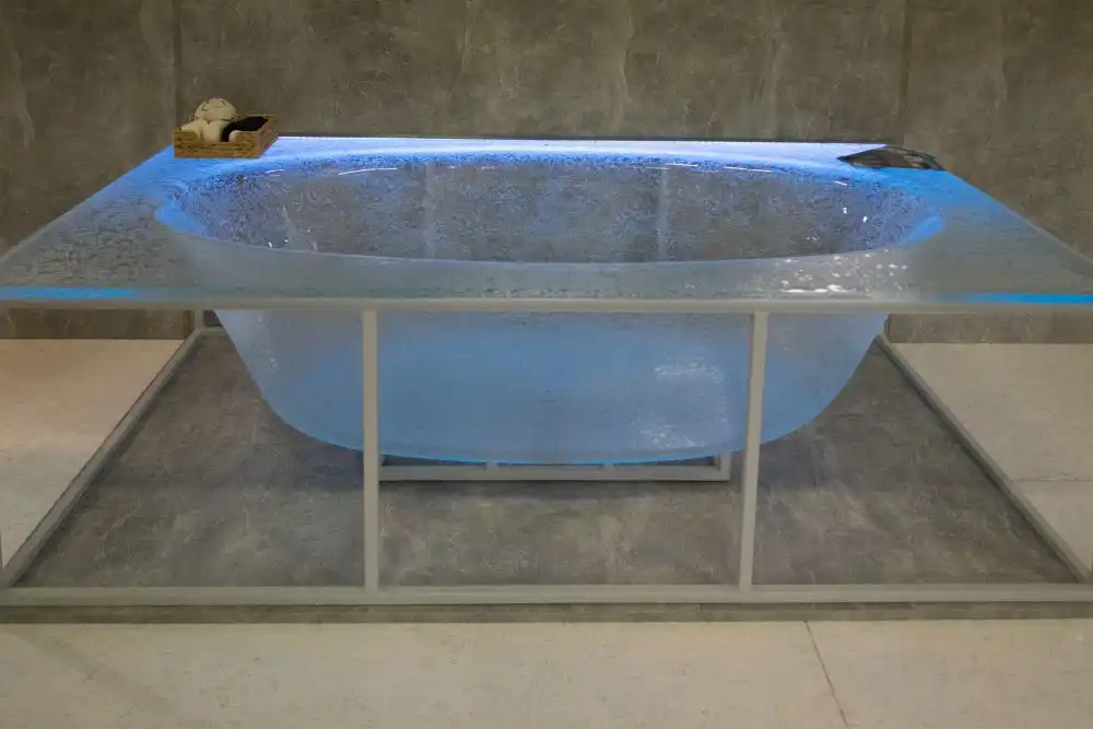 The beauty of a glass bathtub