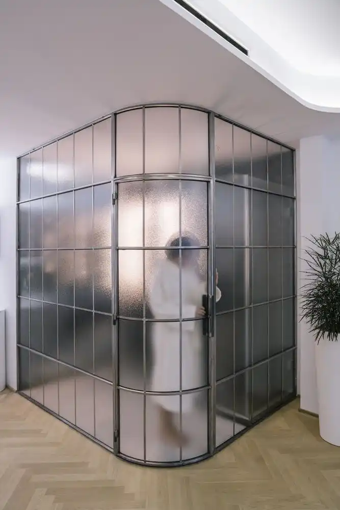 The door at the round corner of the room makes good use of bathroom space.