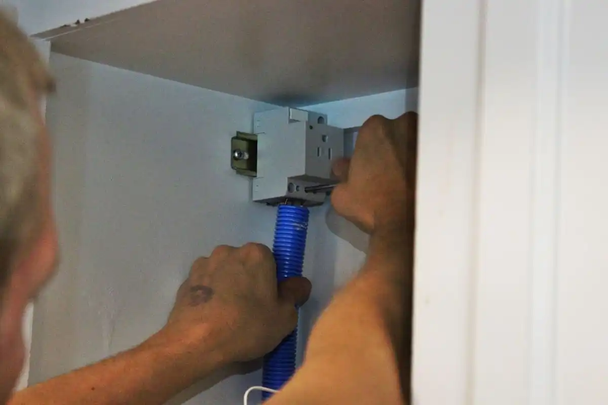 Tighten the wires into place