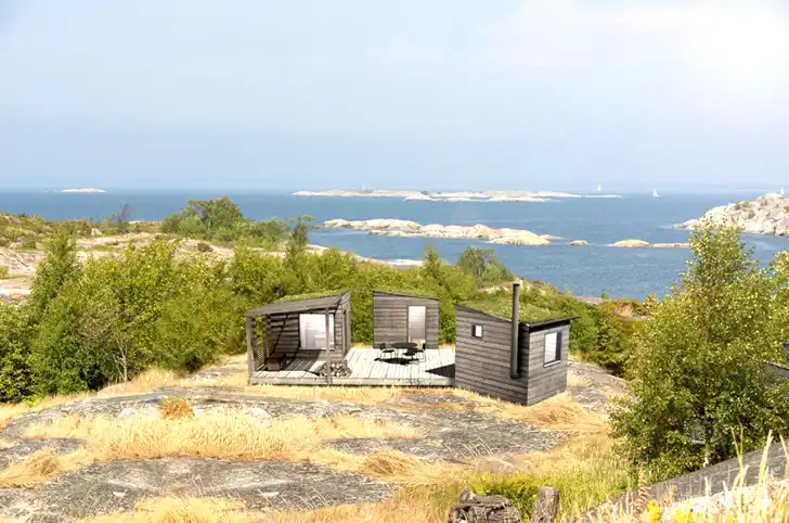 Tiny Green-Roofed Arjan Sauna beach