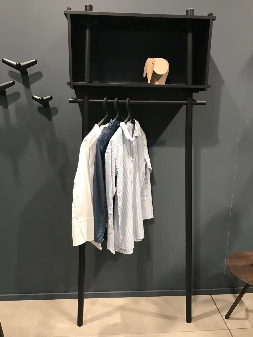 Tojbox small black clothes rack with box