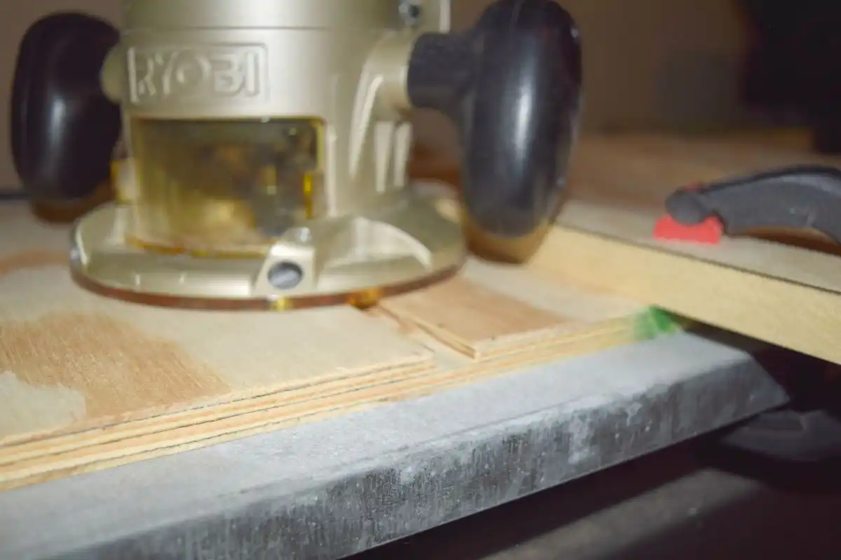 Tool for groves in wood