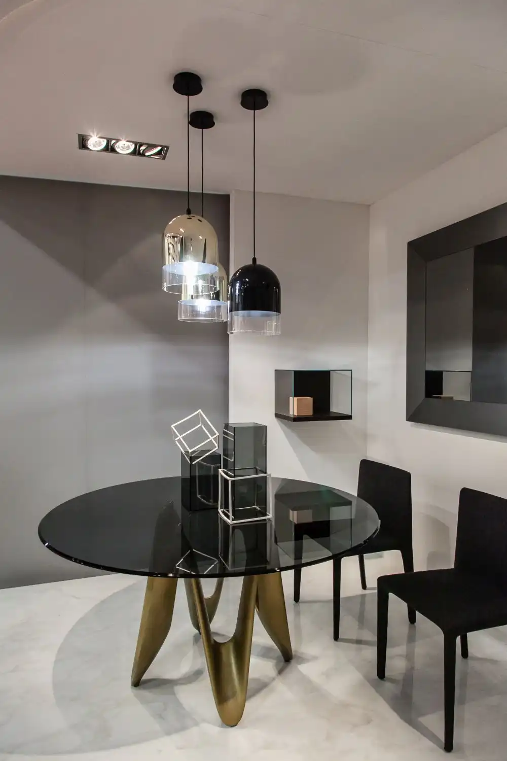 Totem glass round top dining table