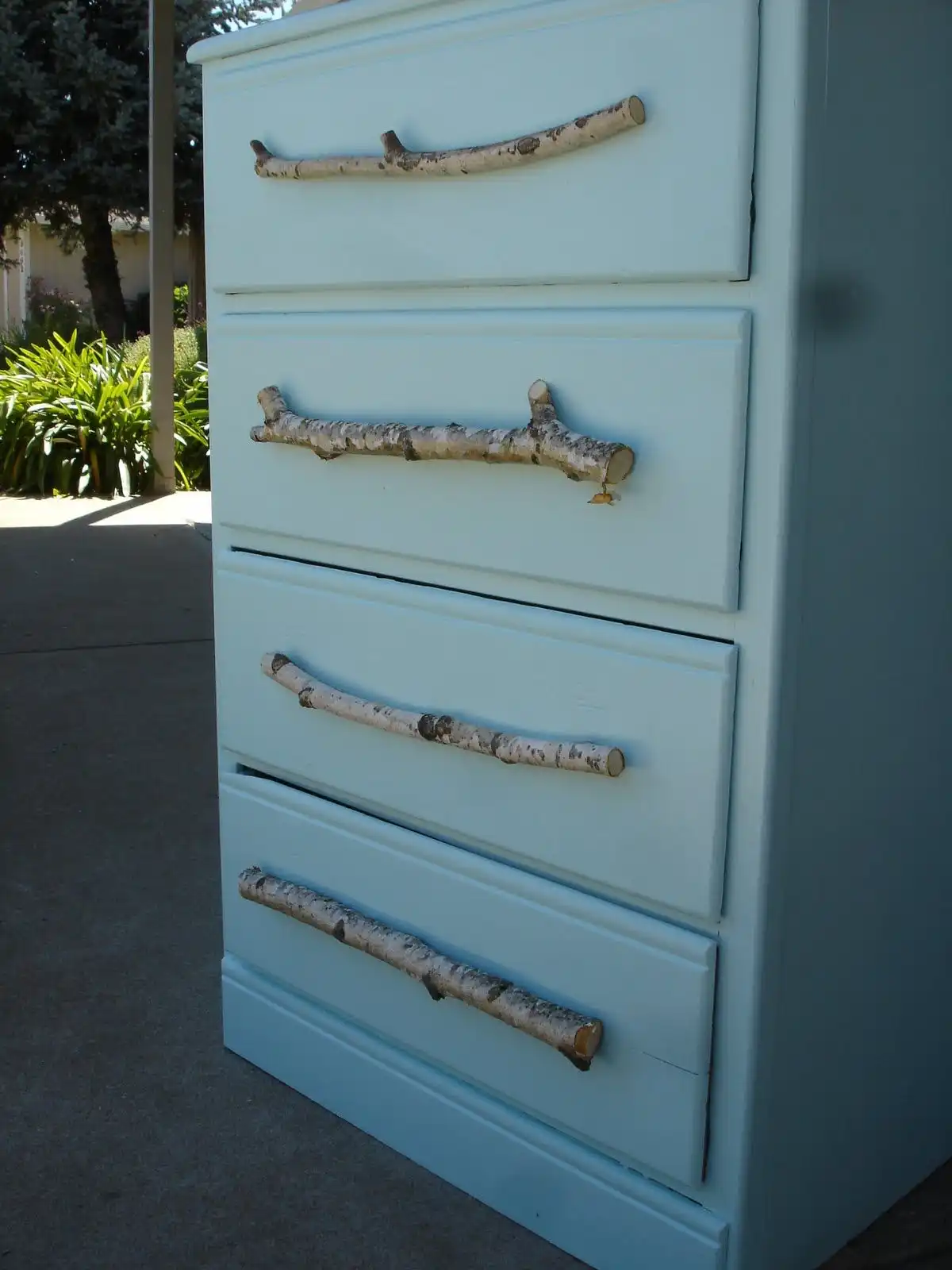 Tree branch drawer pull