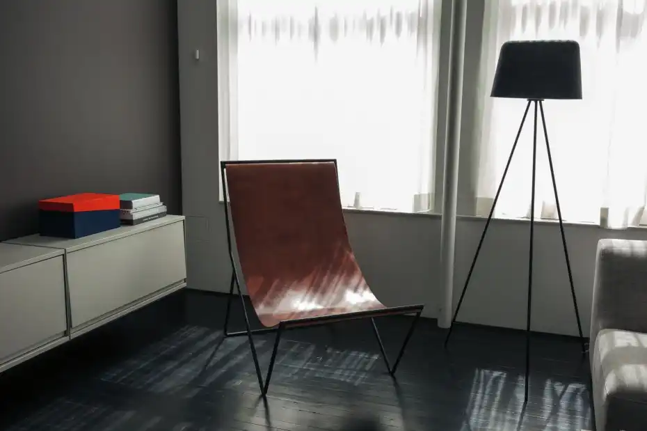 Tripod floor lamp