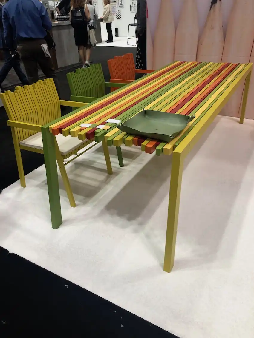 Twist striped table