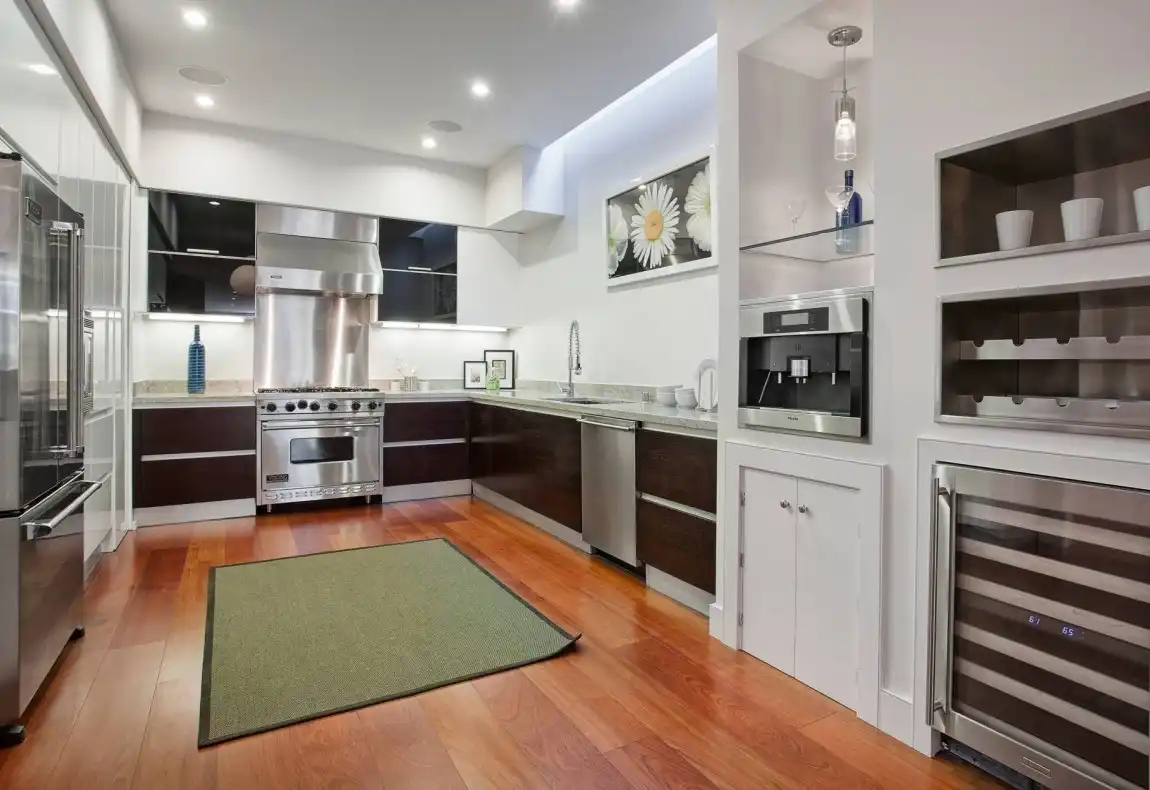 U shaped kitchen layout with laminate floor