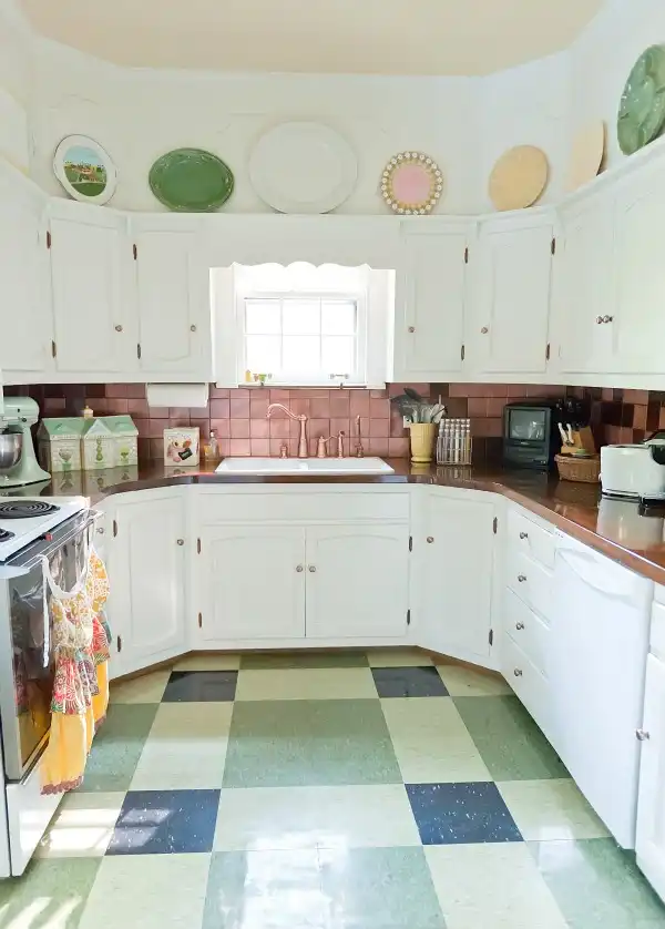 U shaped kitchen with vinyl floor