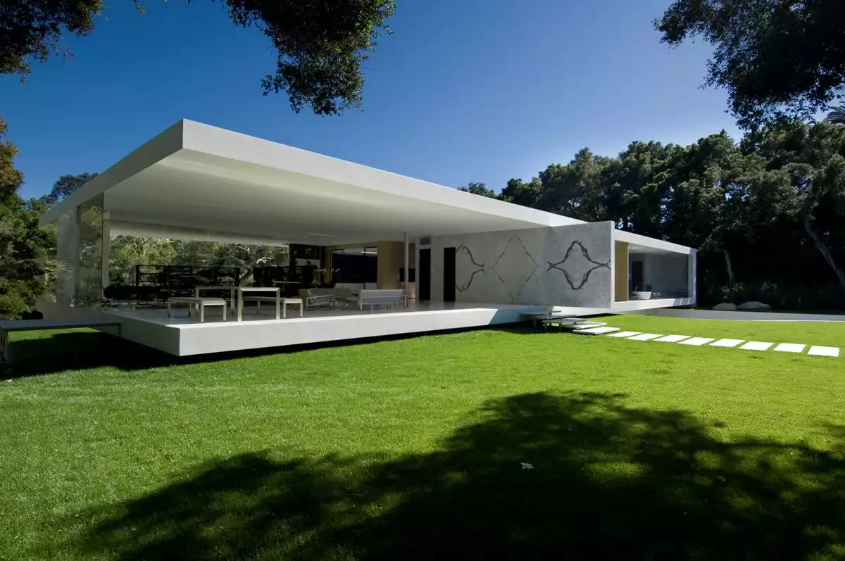 Ultramodern Glass Pavilion by Steve Hermann