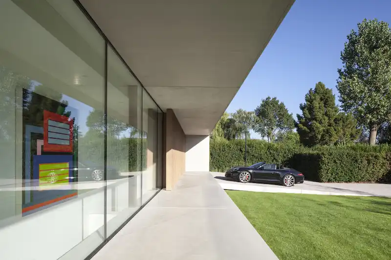 VDB Residence glass walls to outdoors