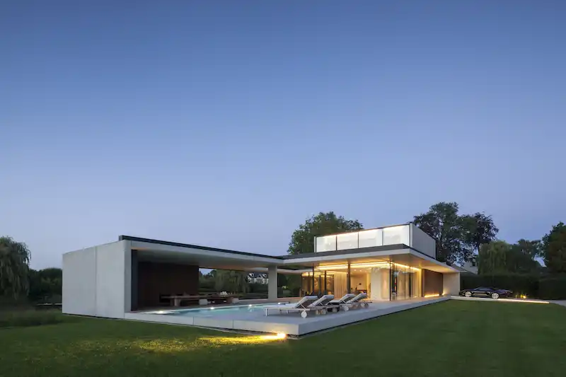 VDB Residence pool and garden area