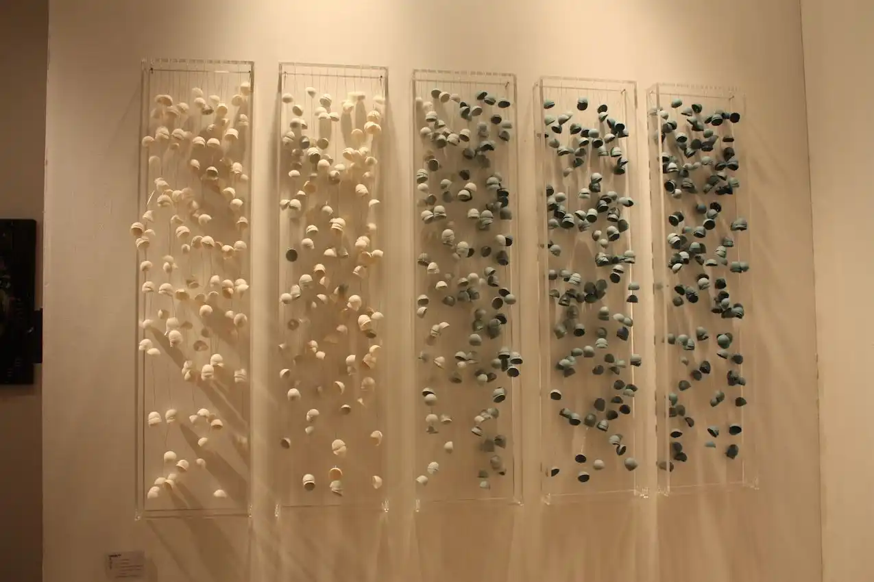 The piece presents color and dimension as well as movement.