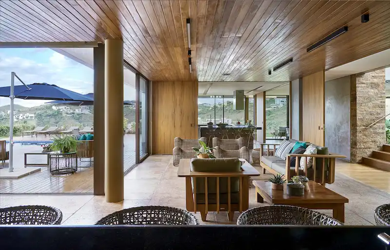 The internal spaces are generally open and well-connected to the terraces and to the beautiful landscape views