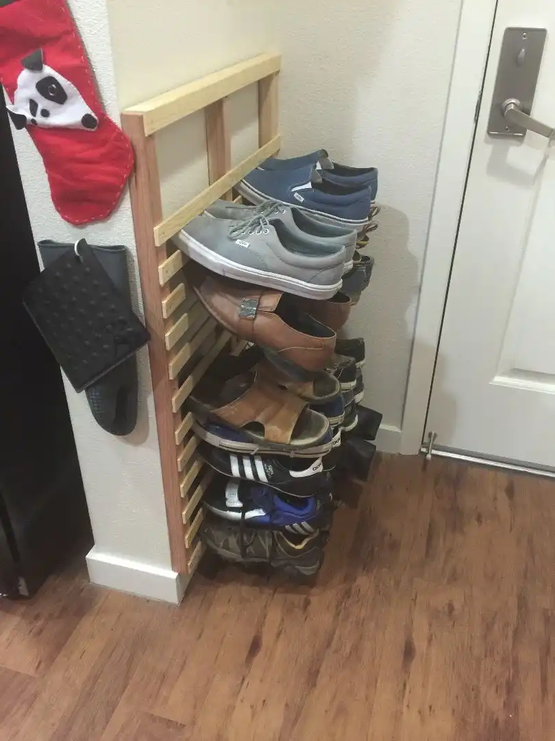 Vertical shoe rack