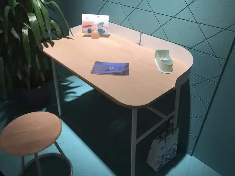 Victor desk design