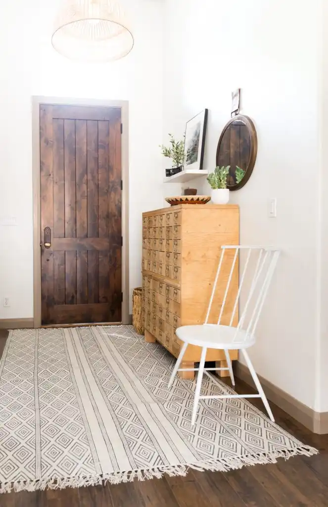 Vintage style foyer decorating idea