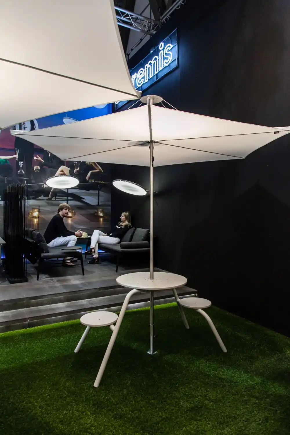 Virus collection of furniture for outdoor pool from Extremis umbrella 1