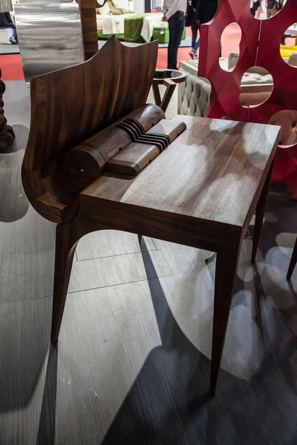 Voltaiere desk in walnut wood