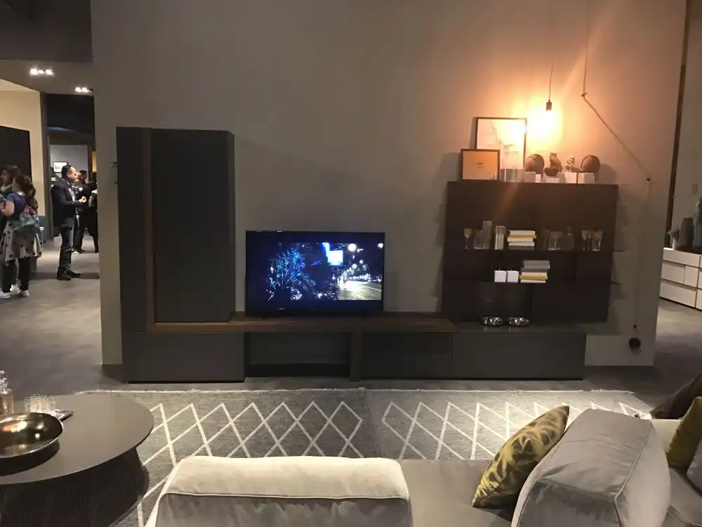 Wall lighting system for wall unit