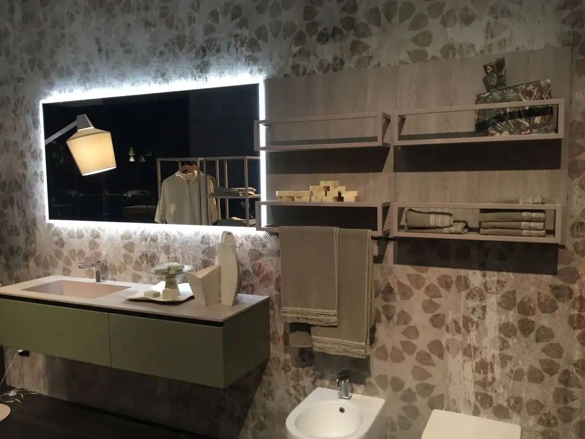 Wallpaper for bathroom wall and diff towels storage
