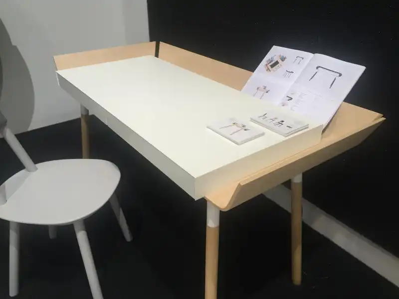 White and brown desk color