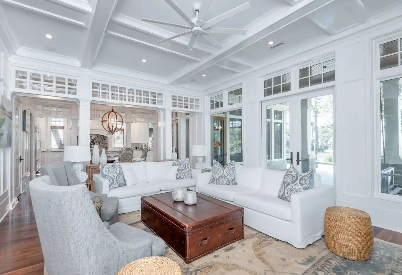 The combination of white furniture and white walls and ceilings can be a bit boring but not if you add contrasting focal points