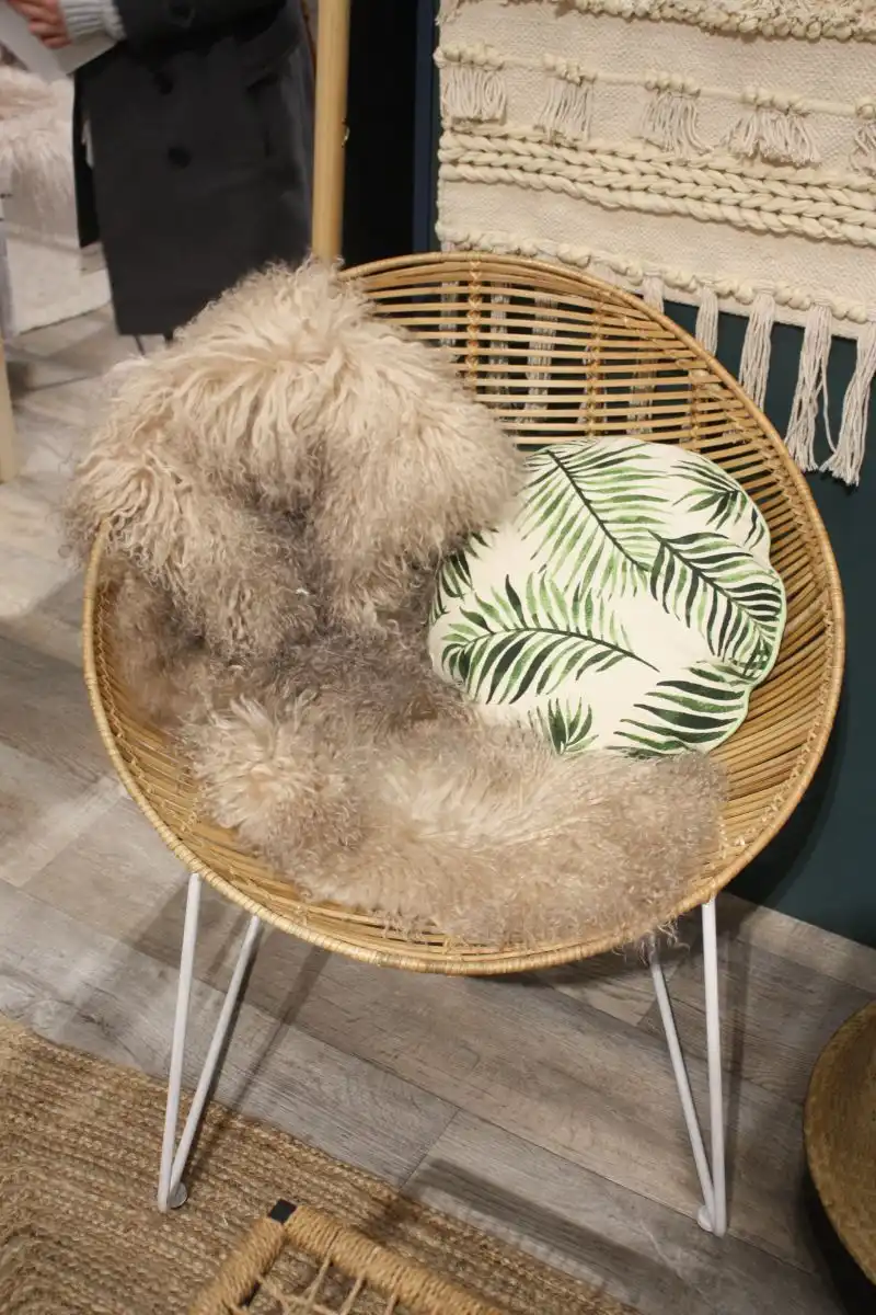 White hairping legs for rattan lounge chair