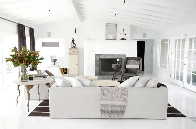 White simplistic decor for living room