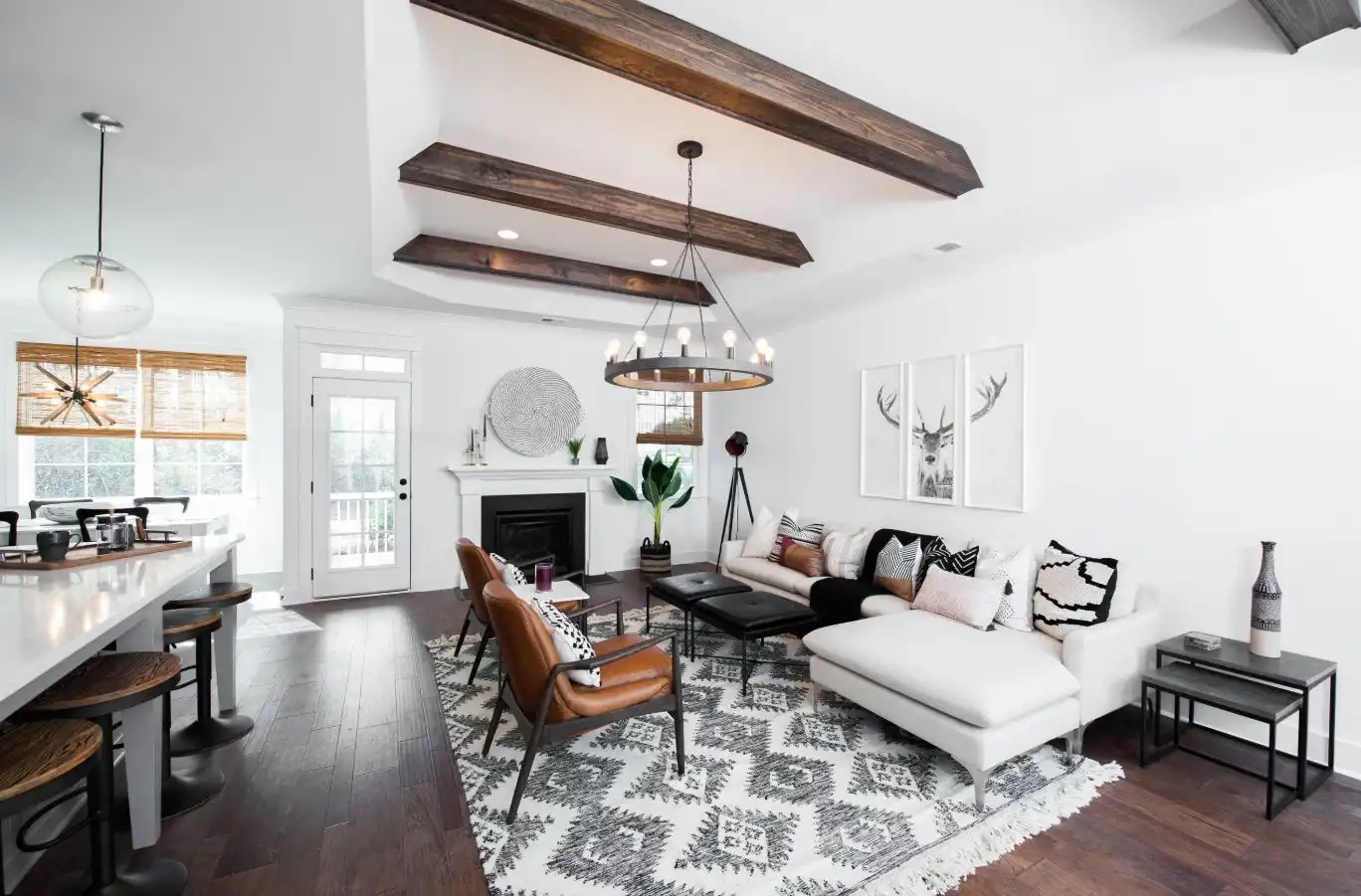 Another great combo puts together white living room furniture and wooden floors complemented by exposed beams