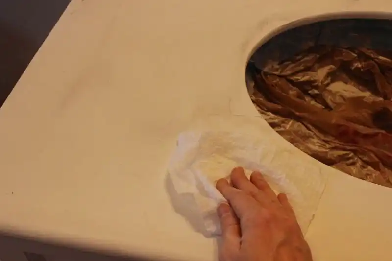 Wipe the countertop dust
