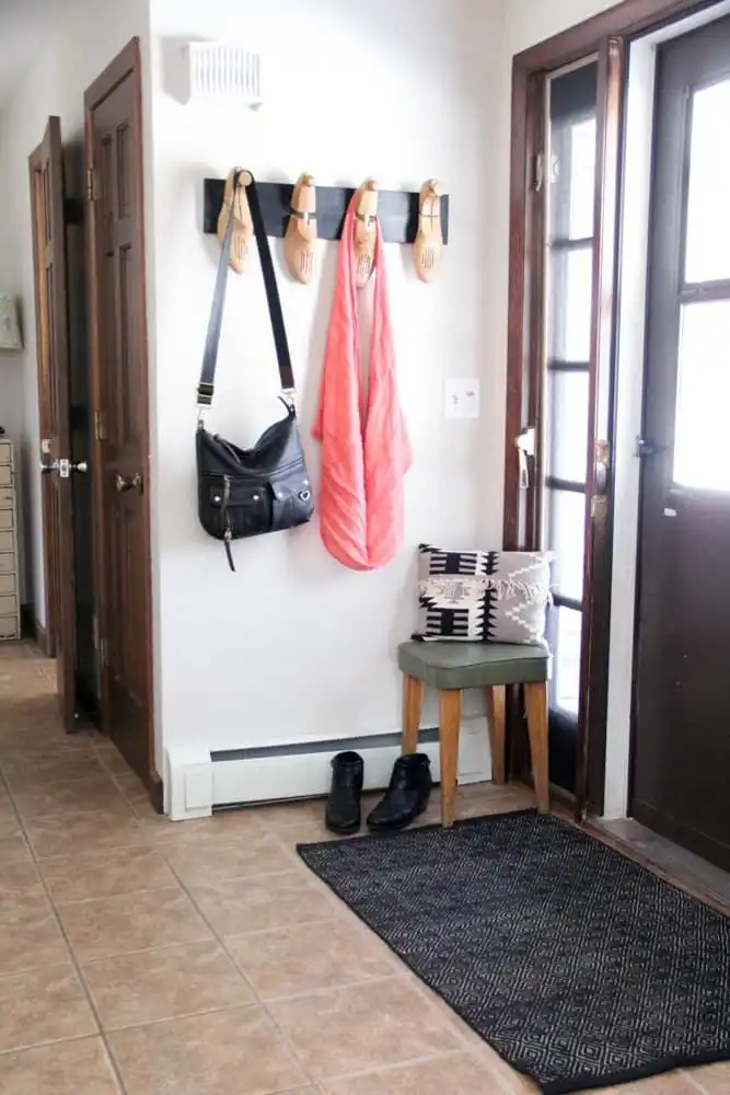 Wood shoe stretchet coat hook