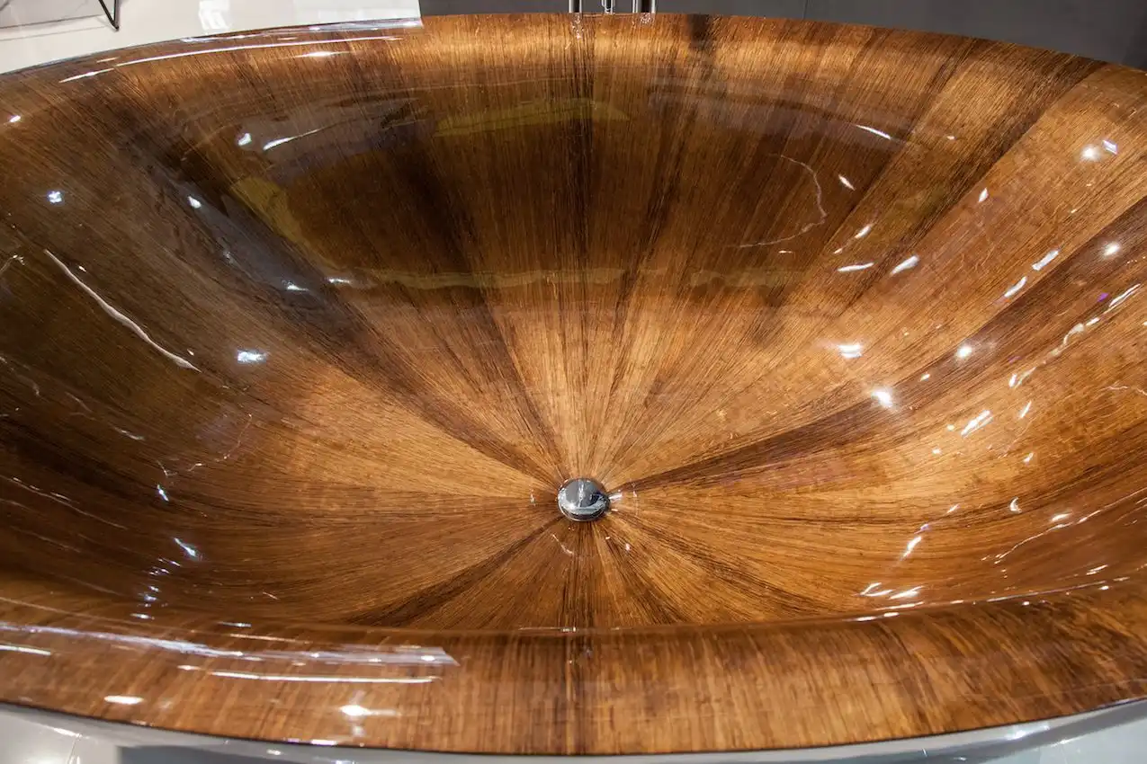 The Laguna Pearl is available in a variety of woods: Wenge, walnut, pear. mahogany, iroko, and oak. All the woods are certified wood from forests with controlled felling and reforestation.