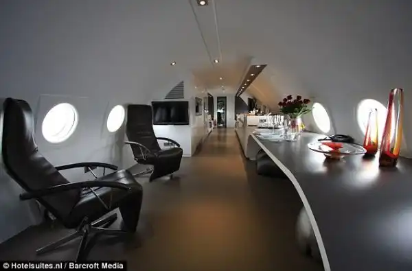 Aiplane hotel6