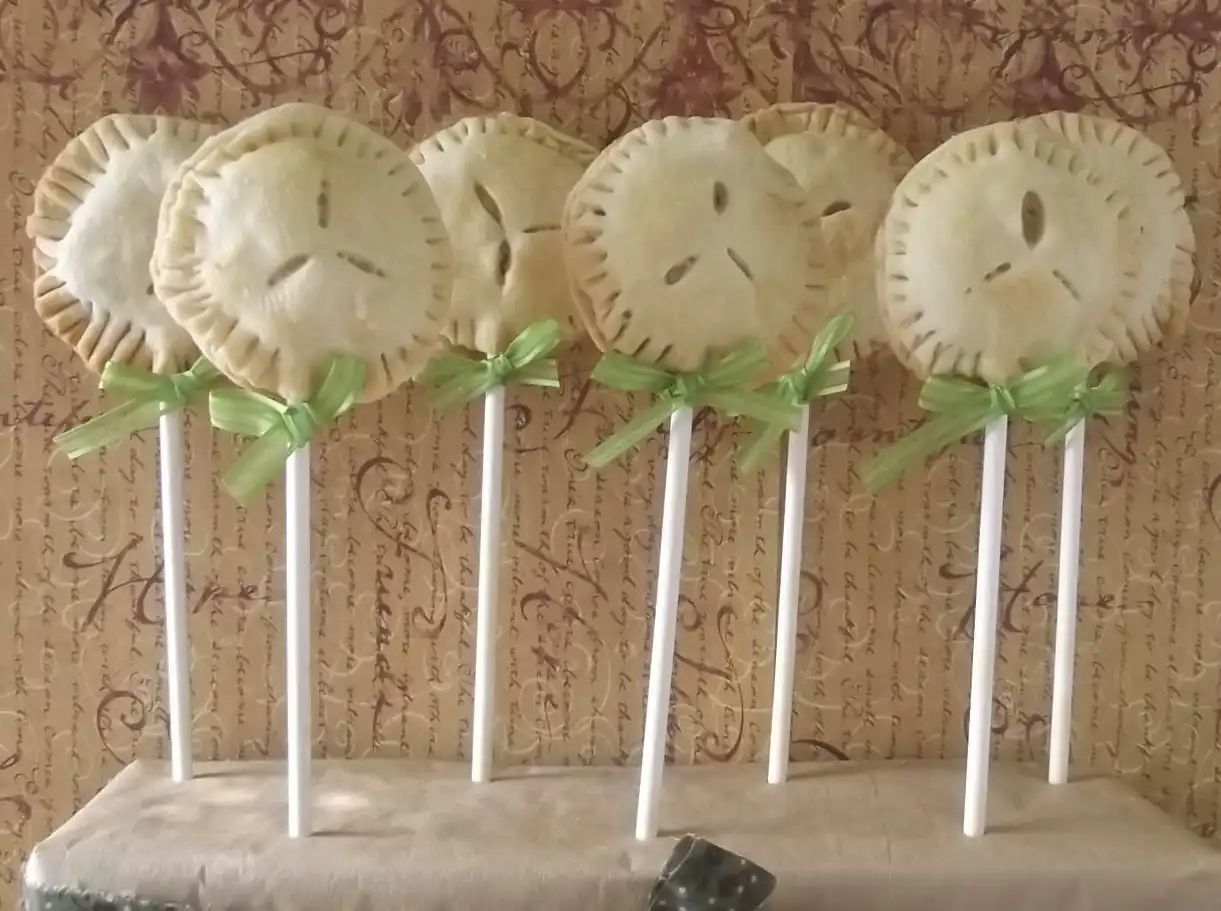 Mini apple pie pops