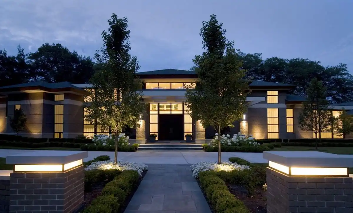 architectural-symmetry-at-night