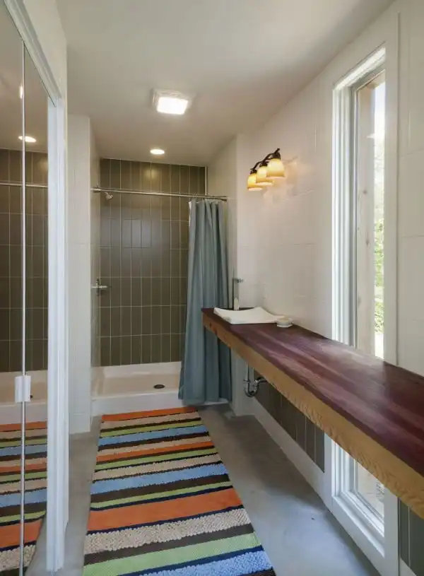 Bathroom carpet bold